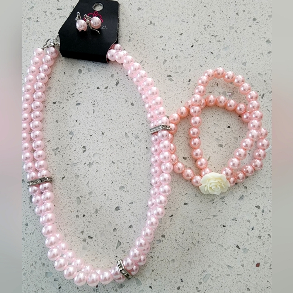 Pink pearl necklace and bracelet